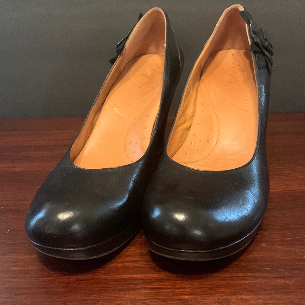 Leather heels toe is raised . Rounded toe,